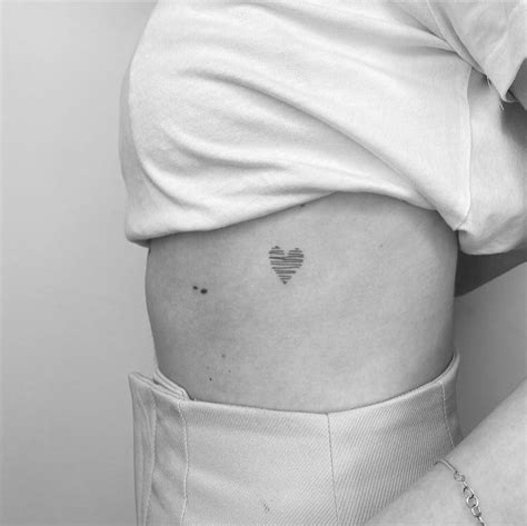 tatuajes en medio del pecho|Tatuajes entre medio del pecho